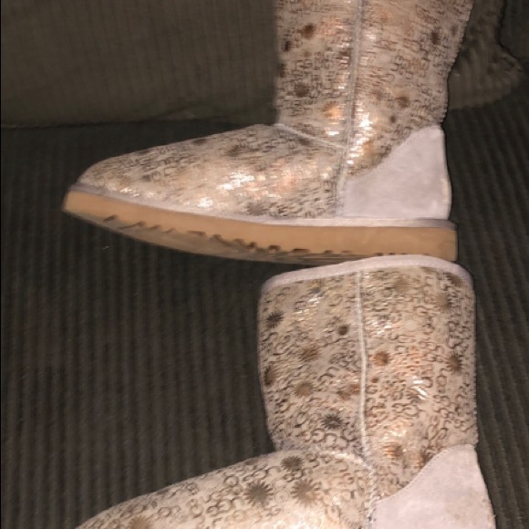 UGG Australia Limited Edition Logo, size 7, EUC - Picture 7 of 8